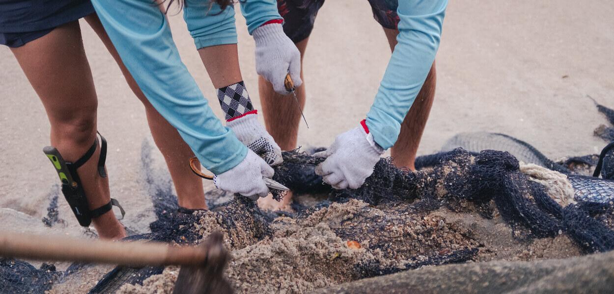 Estadão: Ela fatura R$ 35 mil por mês transformando lixo abandonado no mar em moda reciclada