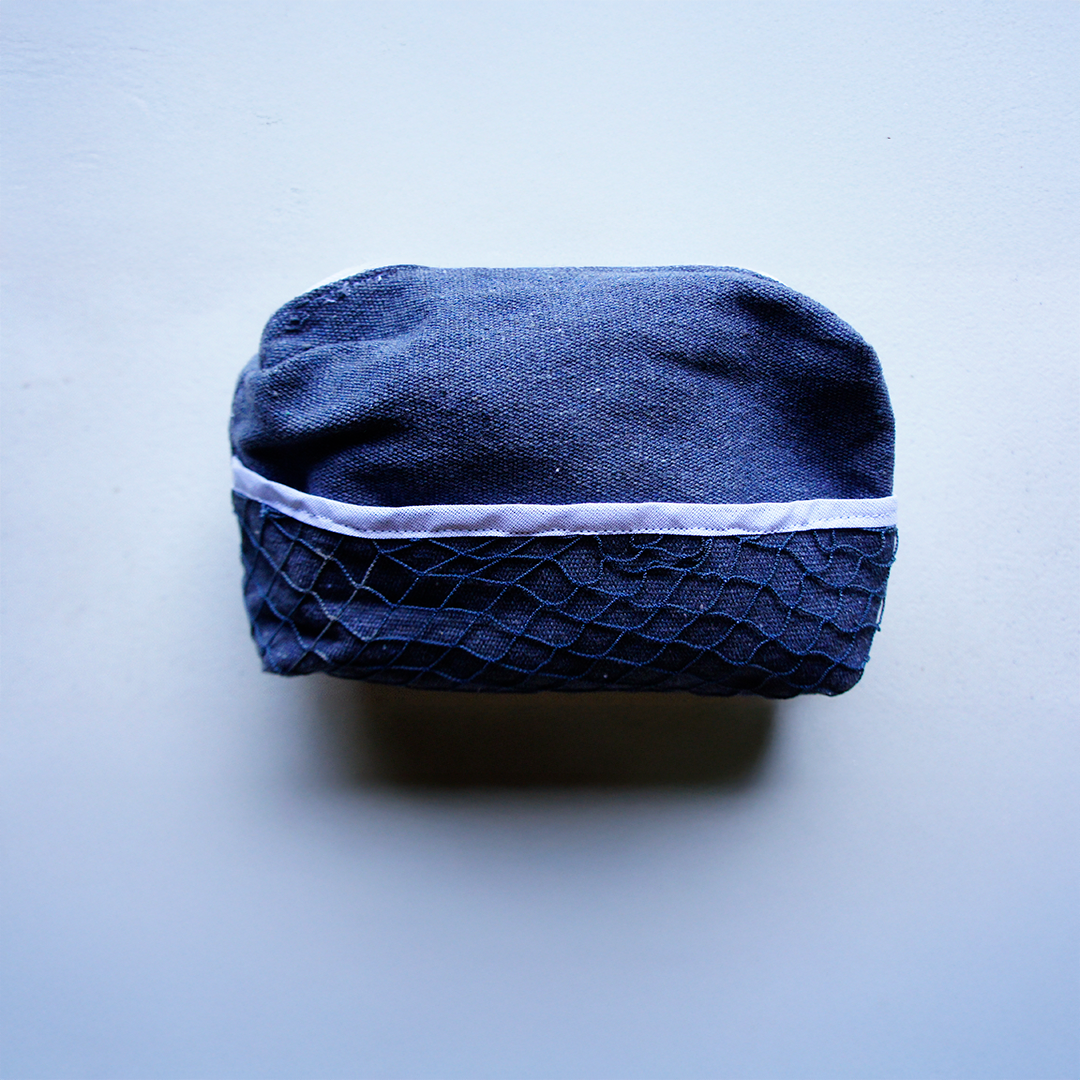 Necessaire com bolso de rede