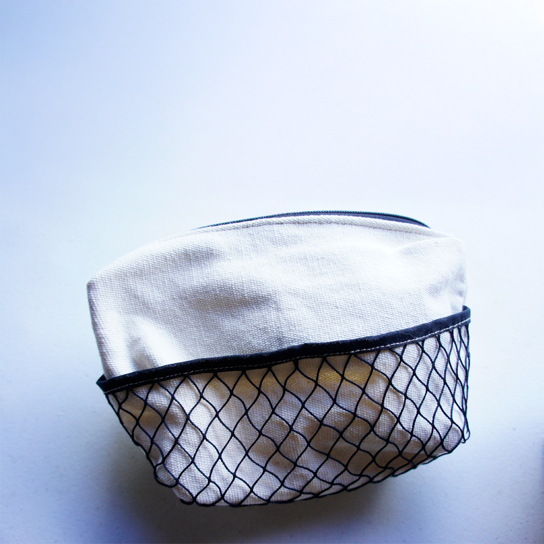 Necessaire com bolso de rede