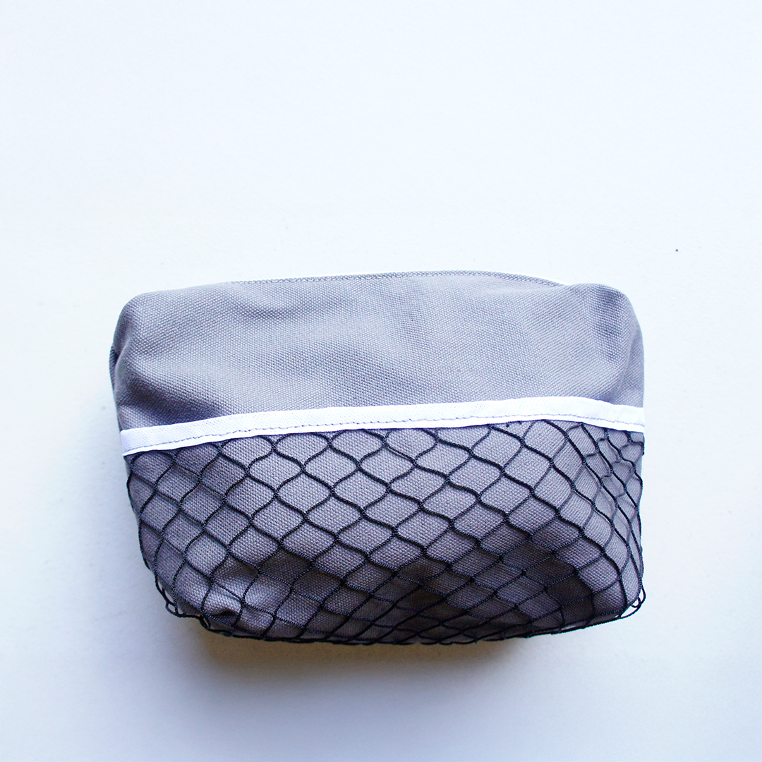 Necessaire com bolso de rede