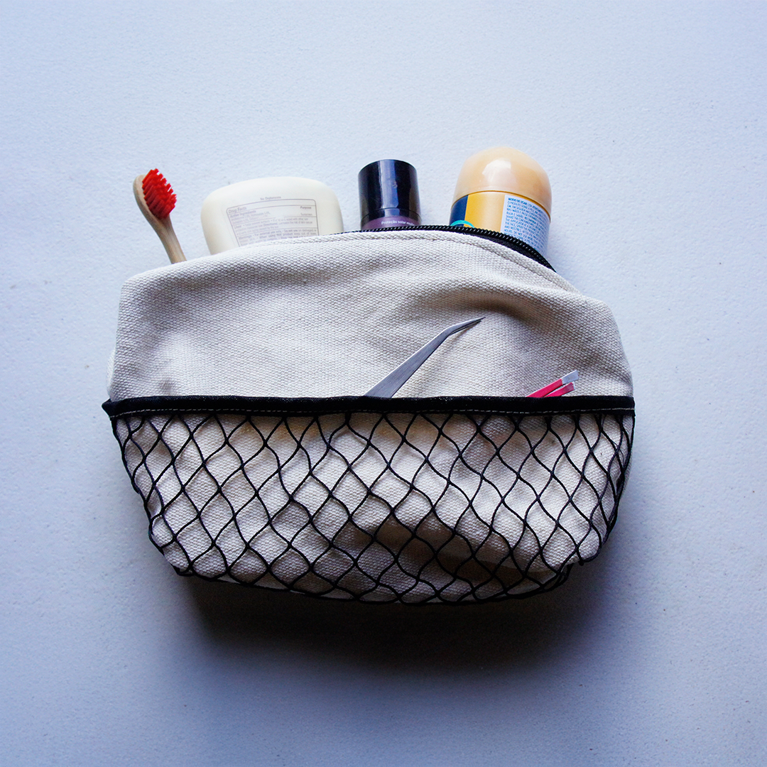 Necessaire com bolso de rede