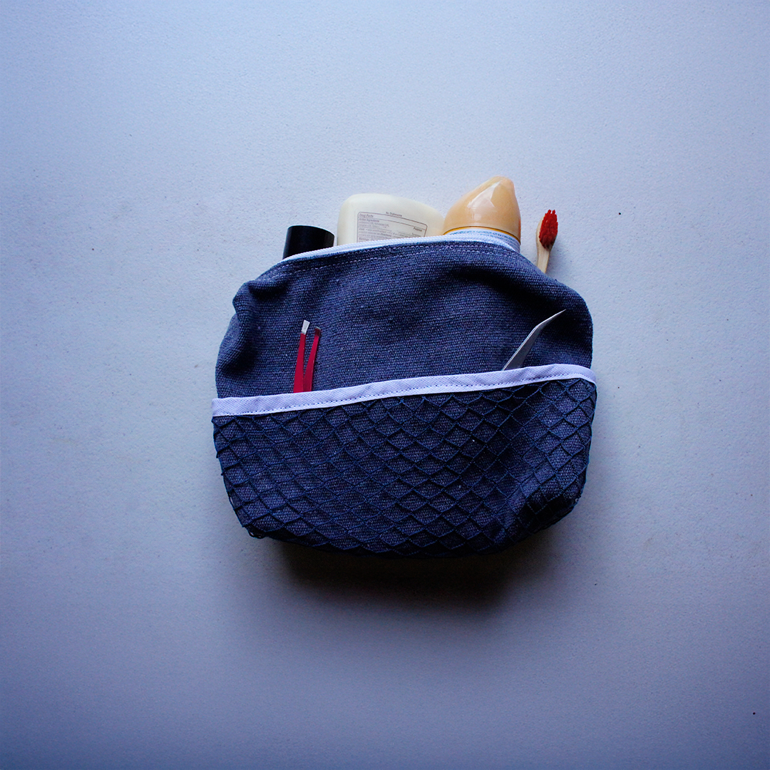 Necessaire com bolso de rede