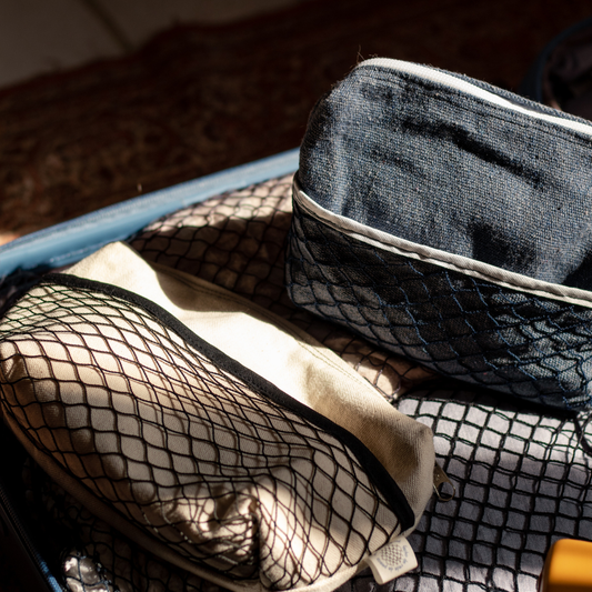 Necessaire com bolso de rede