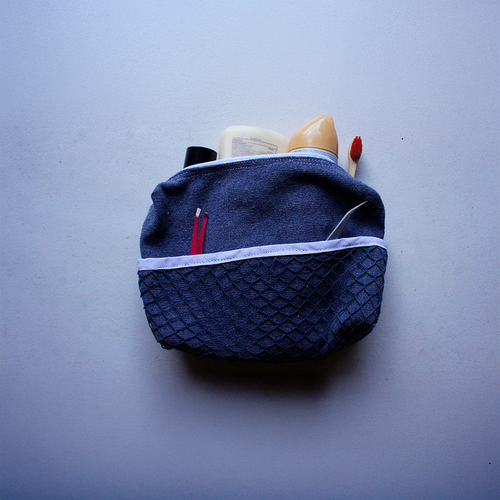 Necessaire com bolso de rede