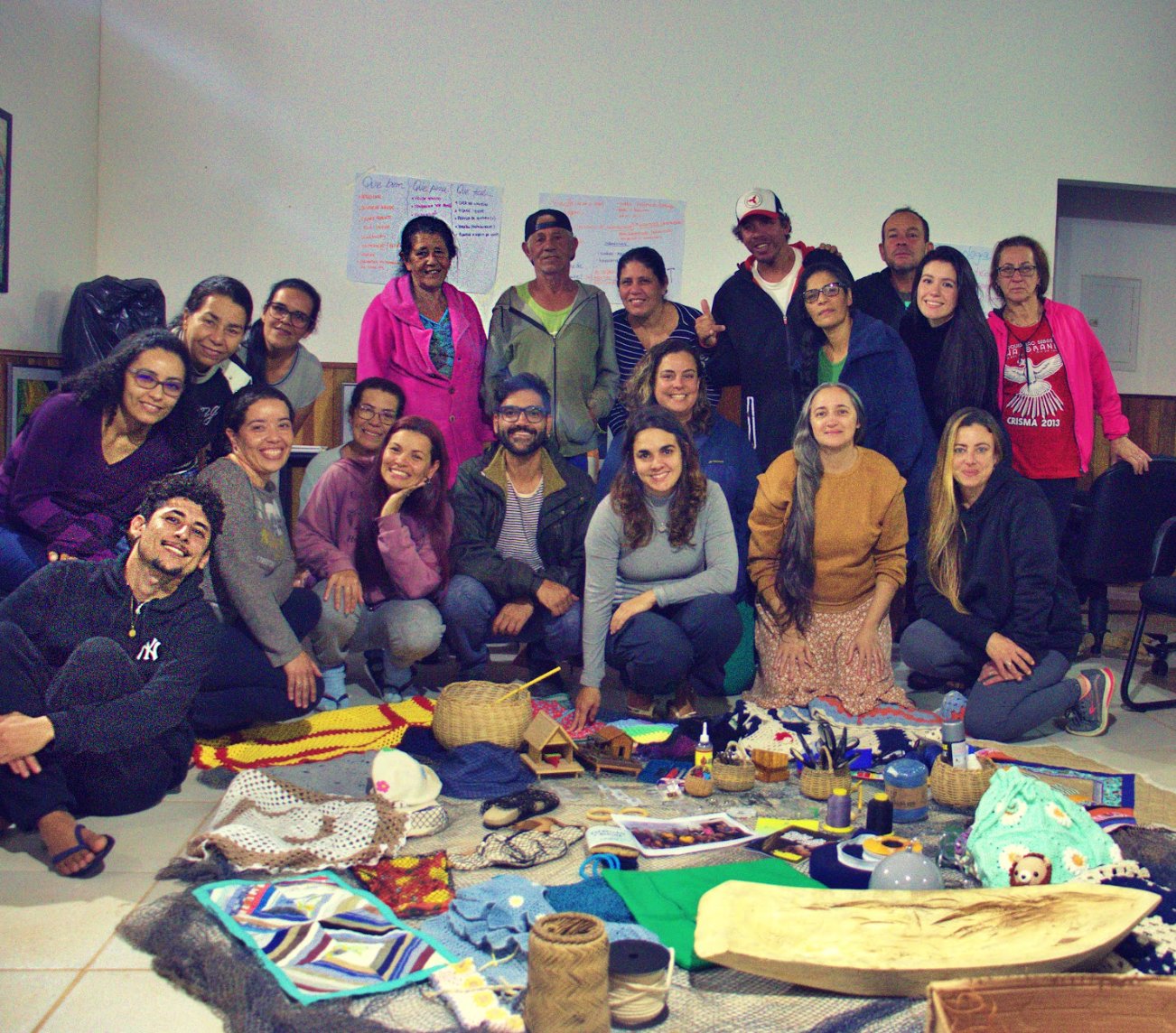 Coletivo Mãos Caiçaras reunido no Aventureiro