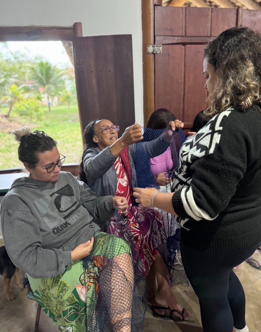 Artesãs trabalhando juntas